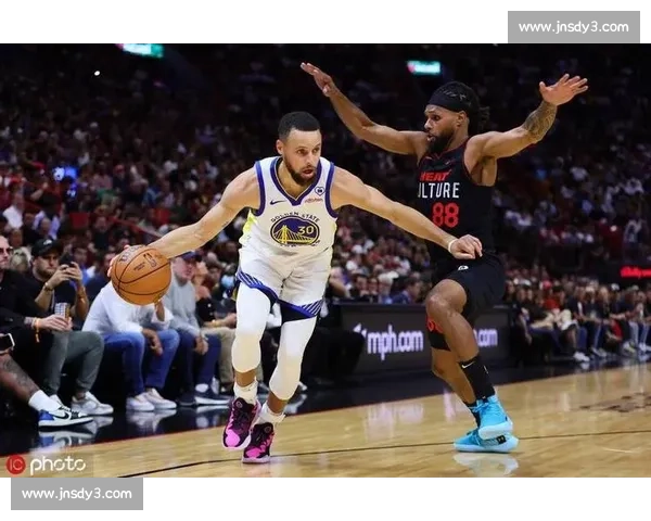 勇士与骑士激战正酣 回顾经典对决见证篮球激情与胜利之争 勇士与骑士激战正酣 回顾经典对决见证篮球激情与胜利之争