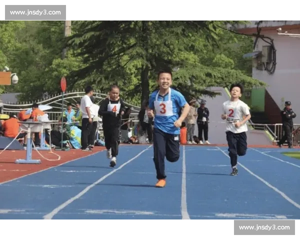 小学生田径比赛精彩纷呈 赛场上各项成绩创佳绩 展现运动员拼搏精神 小学生田径比赛精彩纷呈 赛场上各项成绩创佳绩 展现运动员拼搏精神